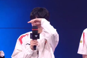 开云体育手机官网 Uzi焦点对战，TheShy与70激战FPX分钟，锐不可当胜负难料！赢得满堂喝彩